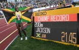 La Jamaïcaine Shericka Jackson prend la pose après son 200 m victorieux en finale des Mondiaux d'athlétisme, le 21 juillet 2022 à Eugene (Oregon).