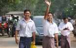 Kyaw Soe Oo (d) et Wa Lone, les deux journalistes de Reuters Ă leur sortie de prison d'Insein Ă Yangon, le 7 mai 2019