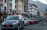 Des voitures dans un bouchon à Thimphou, la capitale du Bhoutan, le 19 avril 2019.