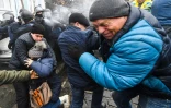 Des policiers tirent du gaz au poivre contre des partisans de Mikheïl Saakachvili à Kiev, le 5 décembre 2017 