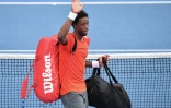 Le Français Gaël Monfils salue les supporteurs après sa défaite face à l'Américain Taylor Fritz au 2e tour de l'Open d'Australie, le 16 janvier 2019 à Melbourne