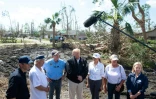 Le président Donald Trump (au centre) visite des lieux violemment touchés par l'ouragan Michael, en Floride, le 15 octobre 2018 