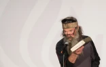 La star de la téléréalité Phil Robertson brandit une Bible, lors de la campagne du candidat républicain Ted Cruz à Charleston, en Caroline du Sud, le 19 février 2016