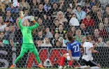 L'attaquante allemande Alexandra Popp devance la défenseure française Eve Périsset et ouvre le score, lors de leur demi-finale de l'Euro, le 27 juillet 2022 à Milton Keynes (Angleterre)