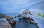 Photo diffusée le 20 octobre 2025 par l'Autorité aéroportuaire de Hong Kong montrant un avion cargo Boeing après êter sorti de piste lors de son atterrissage sur la piste nord de l'aéroport international de Hong Kong
