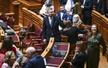 Le leader du Parti socialiste Pedro Nuno Santos (c) lors d'une pause dans le débat parlementaire sur le vote de confiance au gouvernement, le 11 mars 2025 à Lisbonne