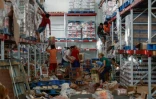 Des habitants se servent dans un supermarché pillé après le passage de l'ouragan Otis à Acapulco, le 26 octobre 2023 au Mexique