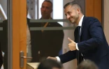 Ulrich Siegmund, du parti Alternative pour l'Allemagne (AfD), dépose son bulletin de vote lors de la première séance du parlement régional de Saxe-Anhalt à Magdebourg, dans l'est de l'Allemagne, le 6 octobre 2026