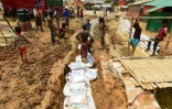 Des réfugiés rohingyas creusent des canaux avant l'arrivée de la mousson, le 8 mai 2018 dans le camp de Kutupalong, au Bangladesh