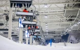 Des skieurs sur un télésiège dans un centre de ski indoor à Lørenskog, près d'Oslo, le 5 janvier 2026