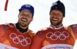 Le Norvégien Aksel Lund Svindal (d) et son compatriote Kjetil Jansrud sur les 1re et 2e marche du podium de la descente, aux JO de Pyeongchang, le 15 février 2018
