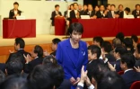 Sanae Takaichi, une nationaliste radicale, est félicitée par ses partisans après avoir été élue cheffe du Parti Libéral-Démocrate (PLD) au pouvoir, et avant de prendre probablement la tête du gouvernement japonais, à Tokyo, le 4 octobre 2025