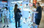 Des clients jouent aux machines à pinces à Hong Kong le 11 mai 2026