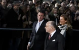 Manuel Valls et son épouse Anne Gravoin, et son successeur à Matignon, Bernard Cazeneuve, à l'issue de la passation de pouvoirs le 6 décembre 2016 à Paris