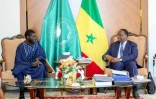 Photo diffusée par la présidence sénégalaise le 28 mars 2024 montrant le président sortant Macky Sall (d) et le président élu Bassirou Diomaye Faye, au palais présidentiel à Dakar
