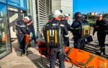 Photo diffusée par le Service d'État ukrainien pour les situations d'urgence, prise le 21 août 2026, montrant des secouristes sur le site d'un centre commercial endommagé par une frappe russe à Kryvyï Rih, en Urkaine