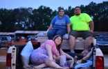 Une famille regarde un film depuis sa voiture Ă l'Ocala Drive-In, en Floride le 25 avril 2020