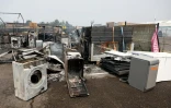Des appareils électroménagers brûlés devant un magasin ravagé par les flammes à Biscarrosse, dans les Landes, le 24 juillet 2026