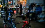 Des livreurs, réunis sous le nom de Delivery Boys United, montent la garde à Manhattan, le 27 octobre 2021, pour lutter contre les vols de vélos