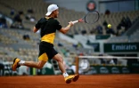 Diego Schwartzman monte au filet pour une volée face à Dominic Thiem à Roland-Garros, le 6 octobre 2020