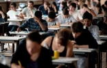Des candidats au baccalauréat lors de l'épreuve de philosophie le 16 juin 2011 à Paris