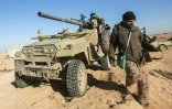 Des combattants paramilitaires préparent des positions défensives près du village d'Ayn al-Hisan, à l'ouest de Mossoul, où les forces irakiennes s'apprêtent à lancer une offensive pour reprendre la partie ouest de Mossoul aux jihadistes de l'EI, le 18 février 2017