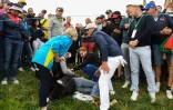 Une spectatrice blessée par une balle de golf, jouée par l'Américain Brooks Koepka (d), lors de la Ryder Cup le 28 septembre 2018 à Saint-Quentin-en-Yvelines