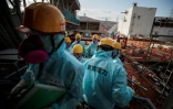 Des équipes de Tepco travaillent le 31 janvier  2018 sur le démantèlement des réacteurs nucléaires de la centrale de Fukushima, sept ans après l'accident