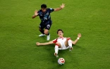 Arda Güler (au sol), le milieu offensif de la Turquie, face à Andres Cubas, le milieu défensif du Paraguay, lors d'un match du groupe D de la Coupe du monde 2026 opposant la Turquie au Paraguay, à Santa Clara, le 19 juin 2026