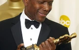 L'acteur Sidney Poitier admire son Oscar d'honneur, le 23 mars 2002 à Los Angeles
