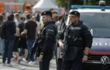 Une patrouille de police près de la zone réservée aux fans de l'Eurovision à Vienne, en Autriche, le 10 mai 2026