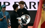 L'Espagnol Carlos Alcaraz et l'Italien Jannik Sinner discutent sur le podium à l'issue de la finale du Masters 1000 de Rome, le 18 mai 2025