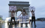 Des militantes Femen manifestent sous l'Arc de Triomphe à Paris, le 10 novembre, pour dénoncer la présence de "criminels de guerre" parmi les chefs d'État invités aux commémorations du 11 novembre
