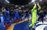 Les Bleus communient avec leurs supporters à l'issue de la qualification pour le Mondial-2018, le 10 octobre 2017 au Stade de France
