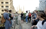 Jamil Mouawad (3e-G), professeur en sciences politiques de l'Université américaine de Beyrouth, donne un cours sur les espaces publics sur "L'oeuf", bâtiment emblématique en béton au toit oblong à moitié en ruines, à Beyrouth le 24 octobre 2019