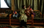 Deana Lynn joue avec ses enfants, à Douma, le  17 mars 2018