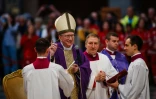 Le cardinal italien Pietro Parolin (2e g) dirige une messe à la basilique Saint-Pierre au Vatican, le 8 mars 2025