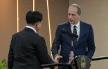 Le ministre indonésien en charge des Affaires juridiques et des Droits humains, Yusril Ihza Mahendra (g), et l'ambassadeur de France en Indonésie Fabien Penone (d), après avoir signé l'accord de transfèrement de Serge Atlaoui à Jakarta, le 24 janvier 2025
