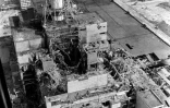 Photo prise d'un hélicoptère en avril 1986, quelques jours après la catastrophe nucléaire, montrant le réacteur numéro 4 de la centrale de Tchernobyl qui a explosé, répandant de la radioactivité sur une large part du continent européen