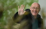 Le président de la FFR, Bernard Laporte, salue les photographes avant une séance d'entraînement à Marcoussis, au sud de Paris, le 23 février 2022