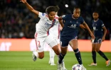 L'attaquante du Paris Saint-Germain Marie-Antoinette Katoto, aux prises  avec la défenseure de Lyon Wendie Renard, lors de la demi-finale retour de la Ligue des Champions contre Lyon, le 30 avril 2022 au Parc des Princes