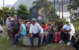 Jeudi 21 juin 2012 - Manifestation du collectif pour le maintien des activités dans le coeur de La Réunion devant le conseil général (photo Samia Omarjee)