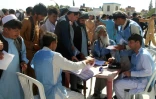 Des Afghans attendent pour voter lors des législatives, le 20 octobre 2018 à Khost