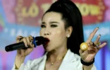 L'artiste transgenre La Kim Quyen anime une soirée loto, le 26 juin 2020 à Binh Duong, au Vietnam