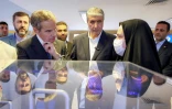 Cette photo fournie par le bureau de l'Organisation iranienne de l'énergie atomique (OIEA) montre le directeur général de l'AIEA, Rafael Grossi (G) avec le chef de l’OIEA, Mohammad Eslami au siège de l’organisation à Téhéran, le 17 avril 2025 