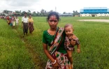 Des civils fuient les combats entre les forces de l'ordre et les rebelles musulmans rohingyas à la frontière entre la Birmanie et le Bangladesh), le 26 août 2017 
