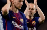 Ivan Rakitic (g) et son coéquipier espagnol Andres Iniesta sous le maillot du FC Barcelone à la fin d'un match de championnat contre le Real Madrid, le 6 mai 2018 à Barcelone 