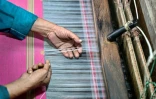 Un artisan travaille sur un métier à tisser traditionnel dans un atelier de Tangail, le 2 mars 2026 au Bangladesh