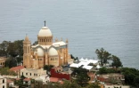 La basilique Notre-Dame d'Afrique surplombe la baie d'Alger, le 12 avril 2026