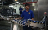 Vérification d'une ligne de canettes de bière  dans la brasserie de Muree à Rawalpindi (province du Pendjab) le 28 juin 2016